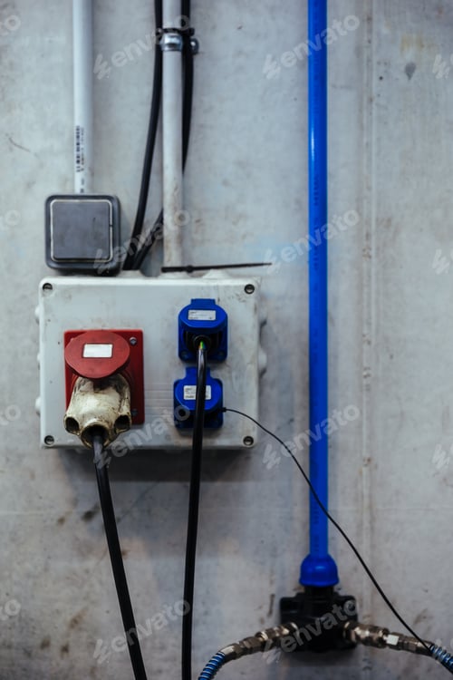 Visualização: Plugues de eletricidade em uma garagem mecânica