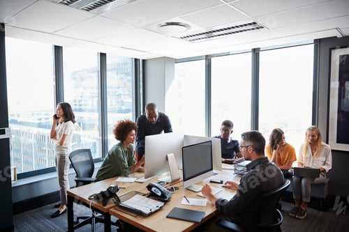 Visualização: Equipe de negócios criativos trabalhando juntos em um escritório casual e movimentado