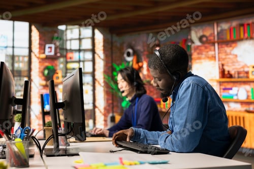 Preview: Call center staff member using remote access tools to connect to customer device