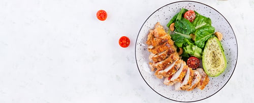 Delicious Grilled Chicken Salad with Avocado and Tomatoes