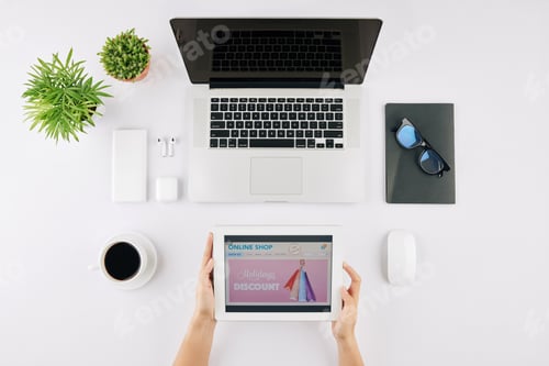 Preview: Woman shopping online