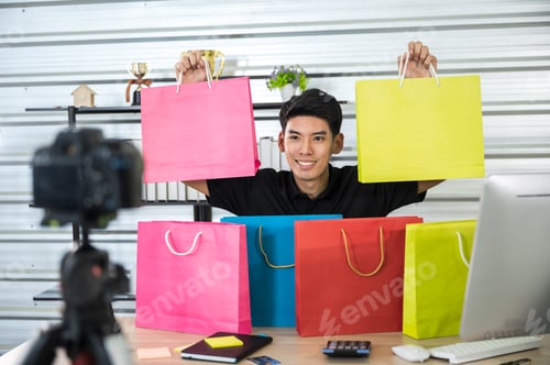Preview: Young teenagers are broadcasting online product sales