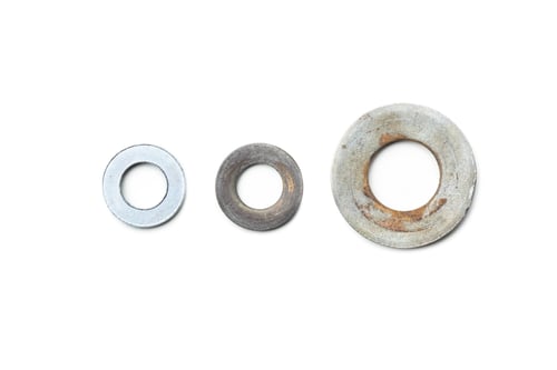 Preview: Different sizes of metal washers arranged in a row for comparison