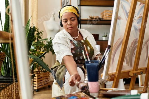 Preview: Creative expression flourishes in crafting workshop as talented artist immerses in her art