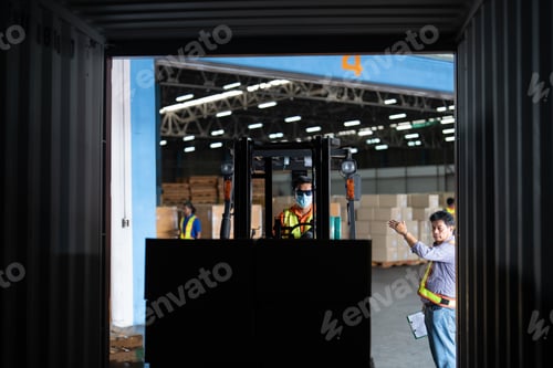 Preview: Warehouse worker open doors steel 40 feet container