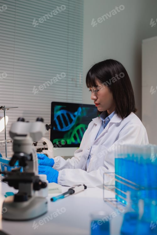 Preview: Female scientist working in genetic research laboratory