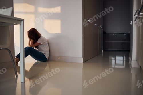 Preview: Negative delighted young beauty sitting on the floor