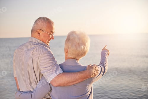 Vista previa: Woman in old age pointing at something