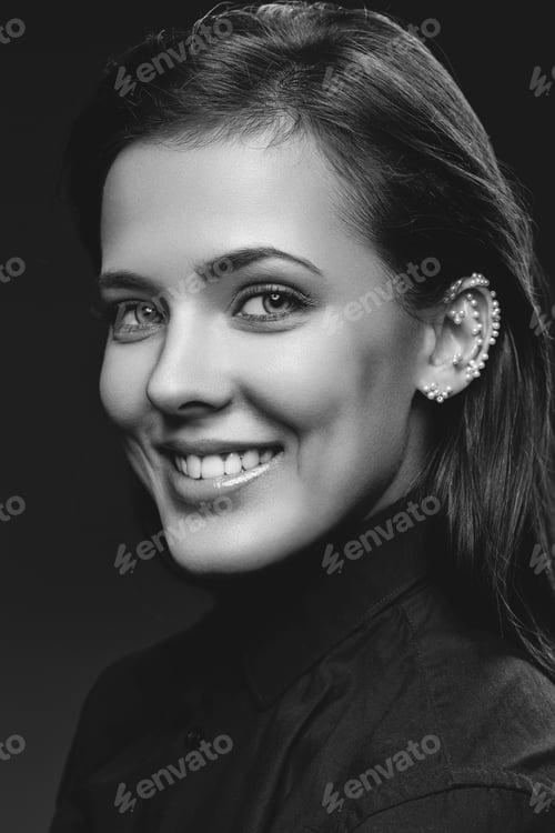 Preview: Beautiful girl with pearls on ear