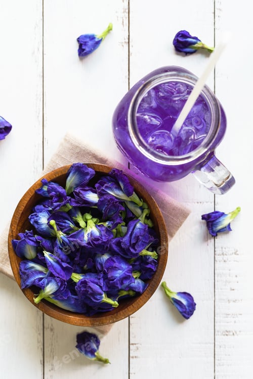 Preview: Glass of Butterfly pea or blue pea flower