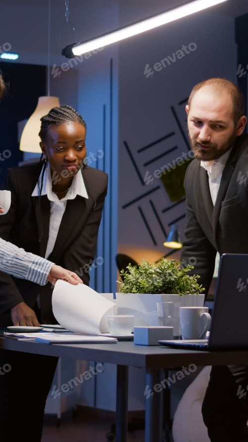 Visualização: Negócios diversificados: trabalho em equipe, solução, estratégia de gerenciamento, analisando gráficos da empresa