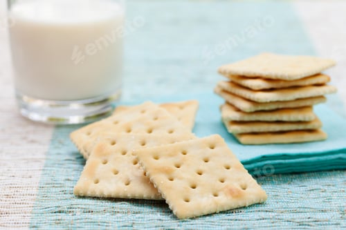 Preview: Square biscuit cracker with fresh milk in glass