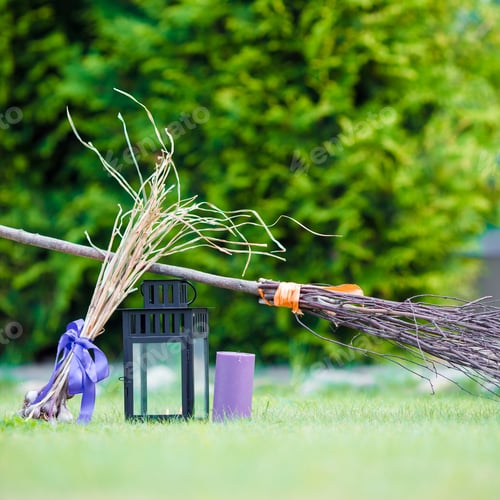 Preview: Halloween accessories: hat, broom, candle, garlic and flashlights