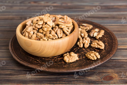 Preview: Fresh healthy walnuts in bowl on colored table background. Top view Healthy eating