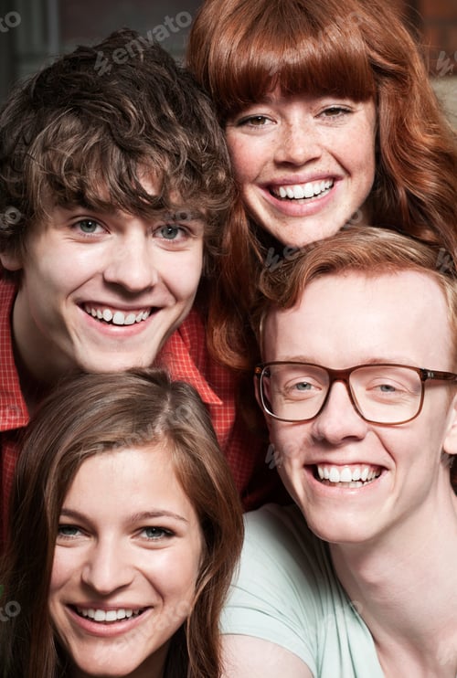 Preview: Germany, Berlin, Close up of young men and women, smiling, portrait