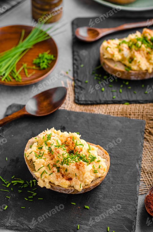 Preview: Scrambledd eggs with chive and chilli