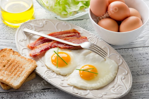Preview: eggs with bacon and toasted bread