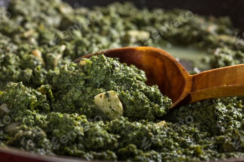 Preview: Stewed nettles with cream sauce and garlic