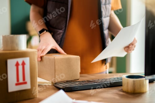 Preview: Woman working in a warehouse