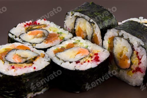 Preview: Complex roll - hot and cold with salmon, flying fish roe and avocado