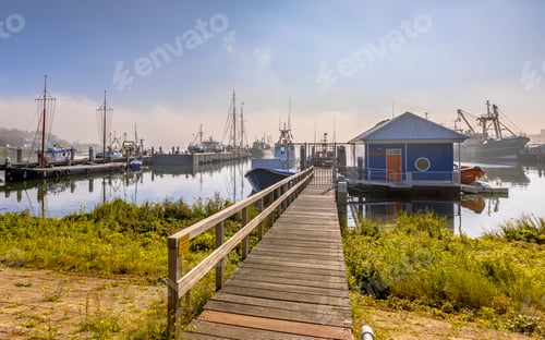 Preview: Various ships moored on a wooden quay
