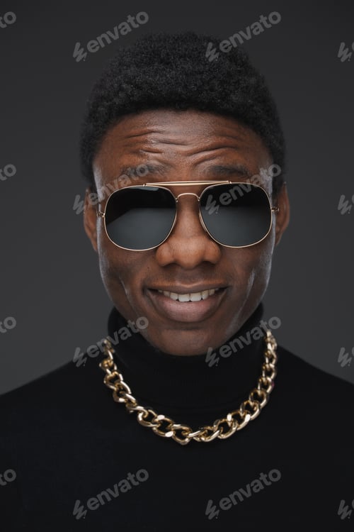 Preview: Glad african man with sunglasses and golden chain