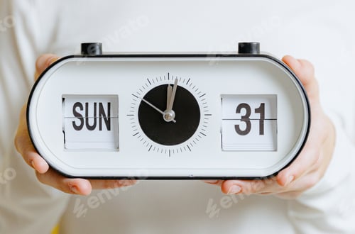 Preview: The girl holds a watch with the time, day and date: Sunday, lunch, 31.