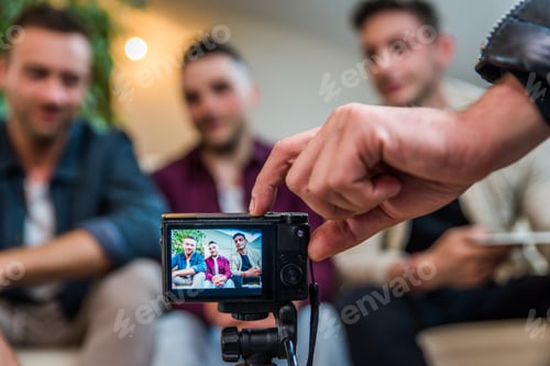 Preview: Influencers vlogging from home