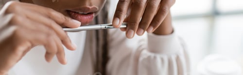 Preview: Cropped view of african american businesswoman holding pen in office, banner