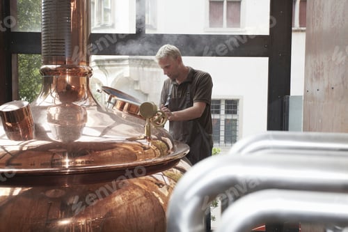 Preview: Man working at brewery
