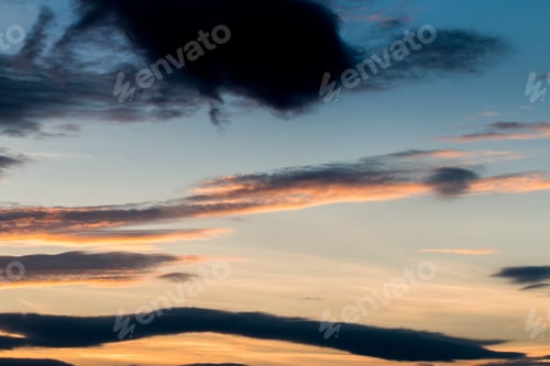 Vorschau: bunter dramatisch Himmel mit Wolken bei Sonnenuntergang.