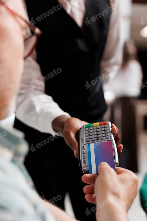 Preview: Guest makes payment with card in hotel