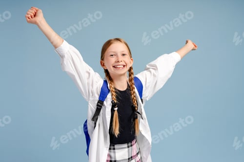 Visualização: Aluna com mochila sorrindo e levantando os braços em comemoração