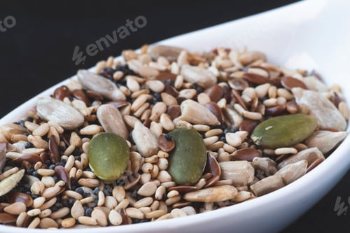 Preview: Sesame seeds next to different fruit seeds