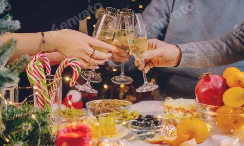 Preview: Champagne in hand against the background of the Christmas tree. People. Selective focus.