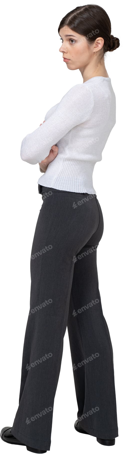 Preview: a woman with her arm in a cast