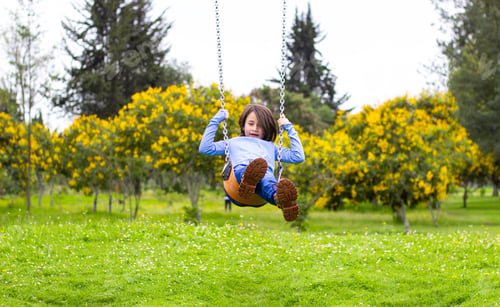 Preview: girl-playing-on-the-swing