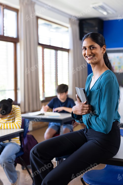 Visualização: Na escola, professora indiana sorridente com tablet com alunos estudando em sala de aula, espaço de cópia