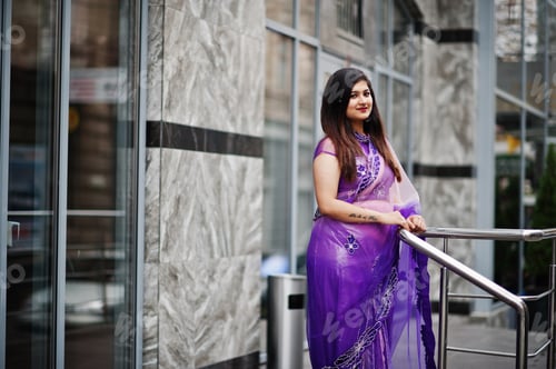Aperçu: Indian hindu girl at traditional violet saree