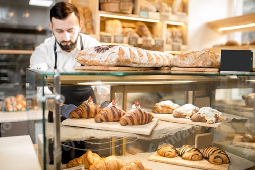 Preview: Croissant on the store showcase