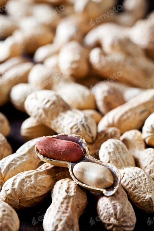 Preview: Whole and opened peanuts