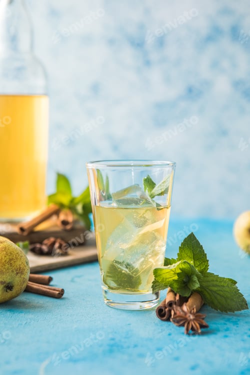 Preview: Raw fermented homemade alcoholic or non alcogolic kombucha. Ice tea with healthy natural probiotic