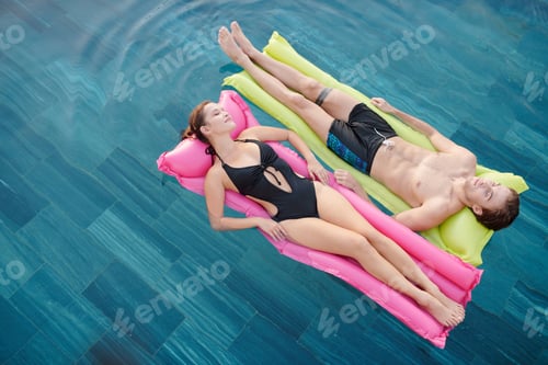 Preview: Young Couple Relaxing in Pool