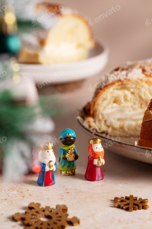 Preview: Card with traditional Three Kings Cake, three figurines of the kings in front