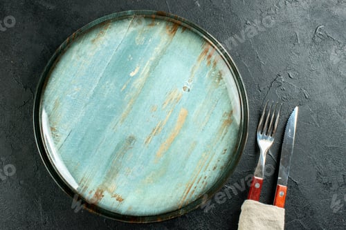 Preview: top view round platter tied knife and fork on black background