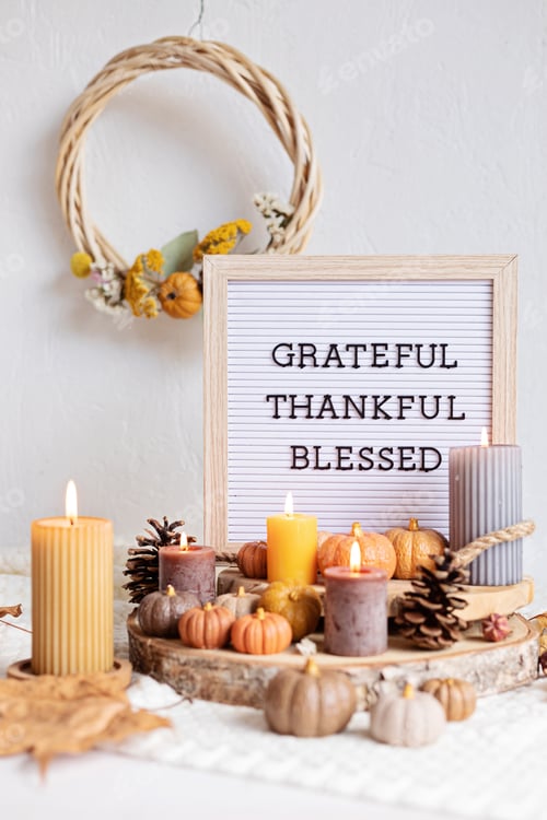 Visualização: Senti um quadro de cartas agradecido, agradecido, abençoado. Decoração de mesa de Ação
de Graças