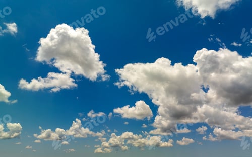 Vorschau: Blauer Himmel mit weißen Sommerregenwolken. Farbenfrohe Sommerlandschaft
