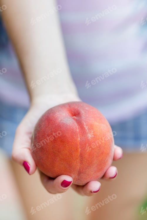 Preview: Juicy peach in hand