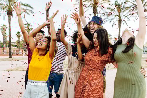 Visualização: Amigos felizes jogando confetes e curtindo a festa de verão ao ar livre