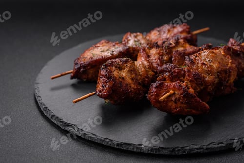 Vista previa: Deliciosas brochetas de pollo, pavo o cerdo a la parrilla con sal, especias y hierbas